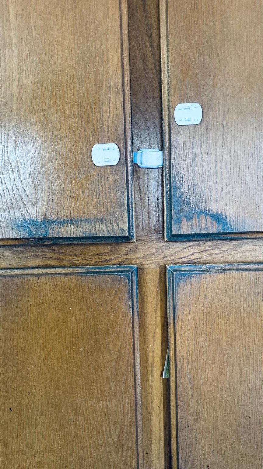 Kitchen cabinets before cleaning